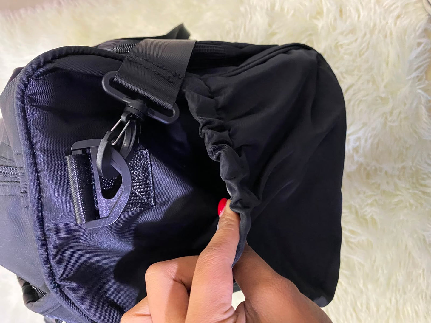 Bulto de viaje o gimnasio, negro con varios compartimentos y lazo adicional