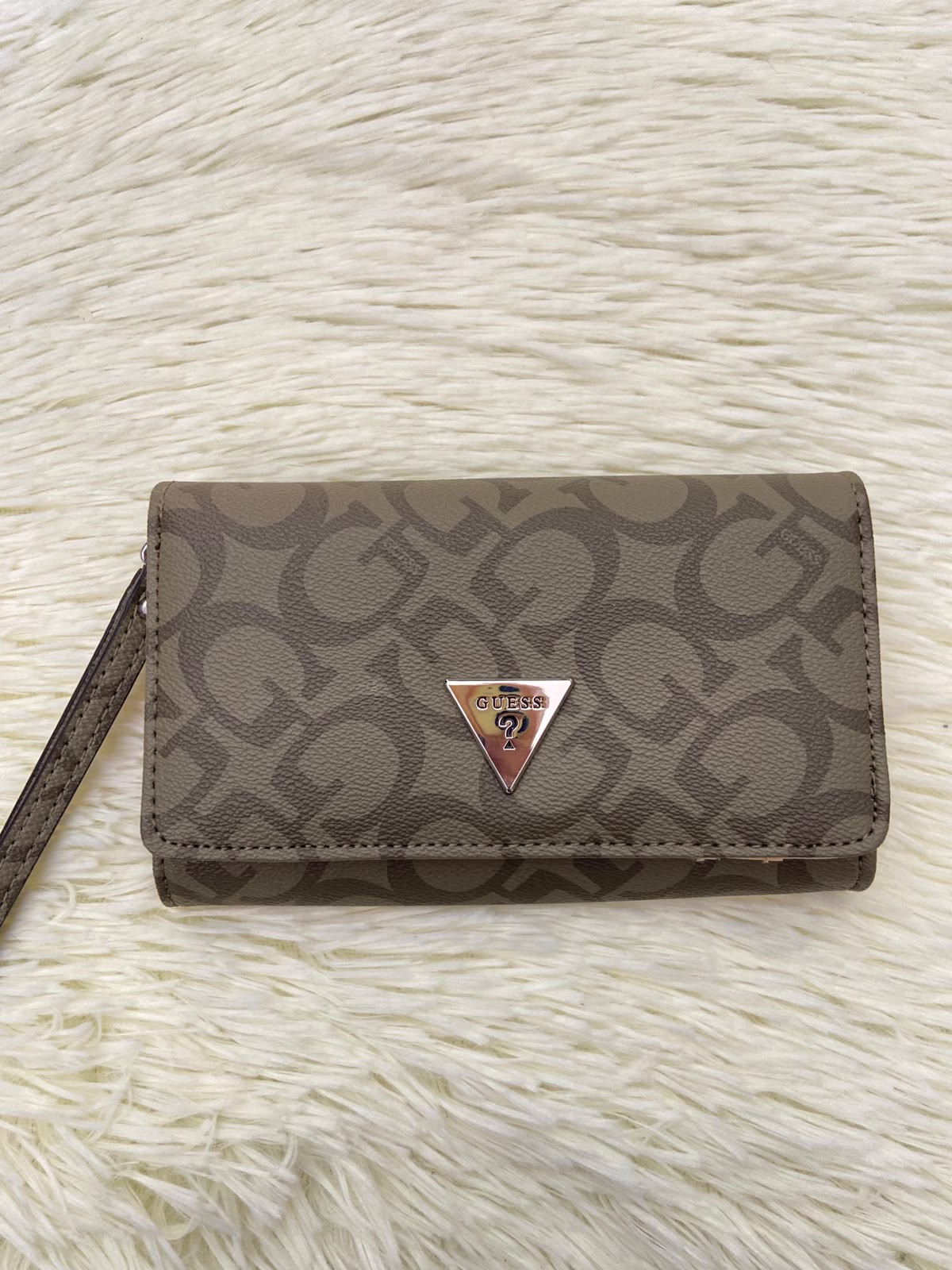 Monedero GUESS original, color verde militar con estampado G y placa GUESS en forma de triangulo en plateado.