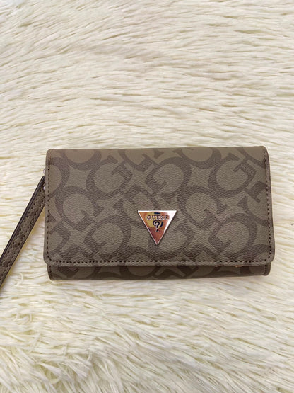 Monedero GUESS original, color verde militar con estampado G y placa GUESS en forma de triangulo en plateado.
