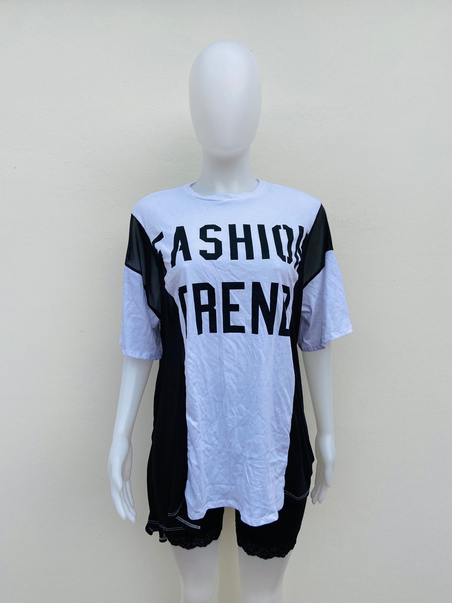 Top/ blusón Fashion Nova original blanco con negro y letras FASHION TREND ( tendencia de la moda )