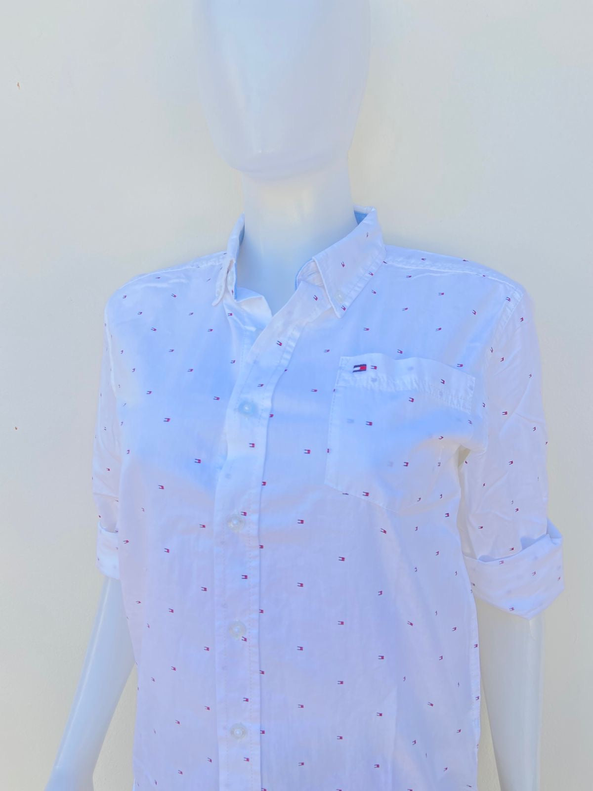 Camisa TOMMY HILFIGER original, blanca con estampado del logo de Tommy pequeño.