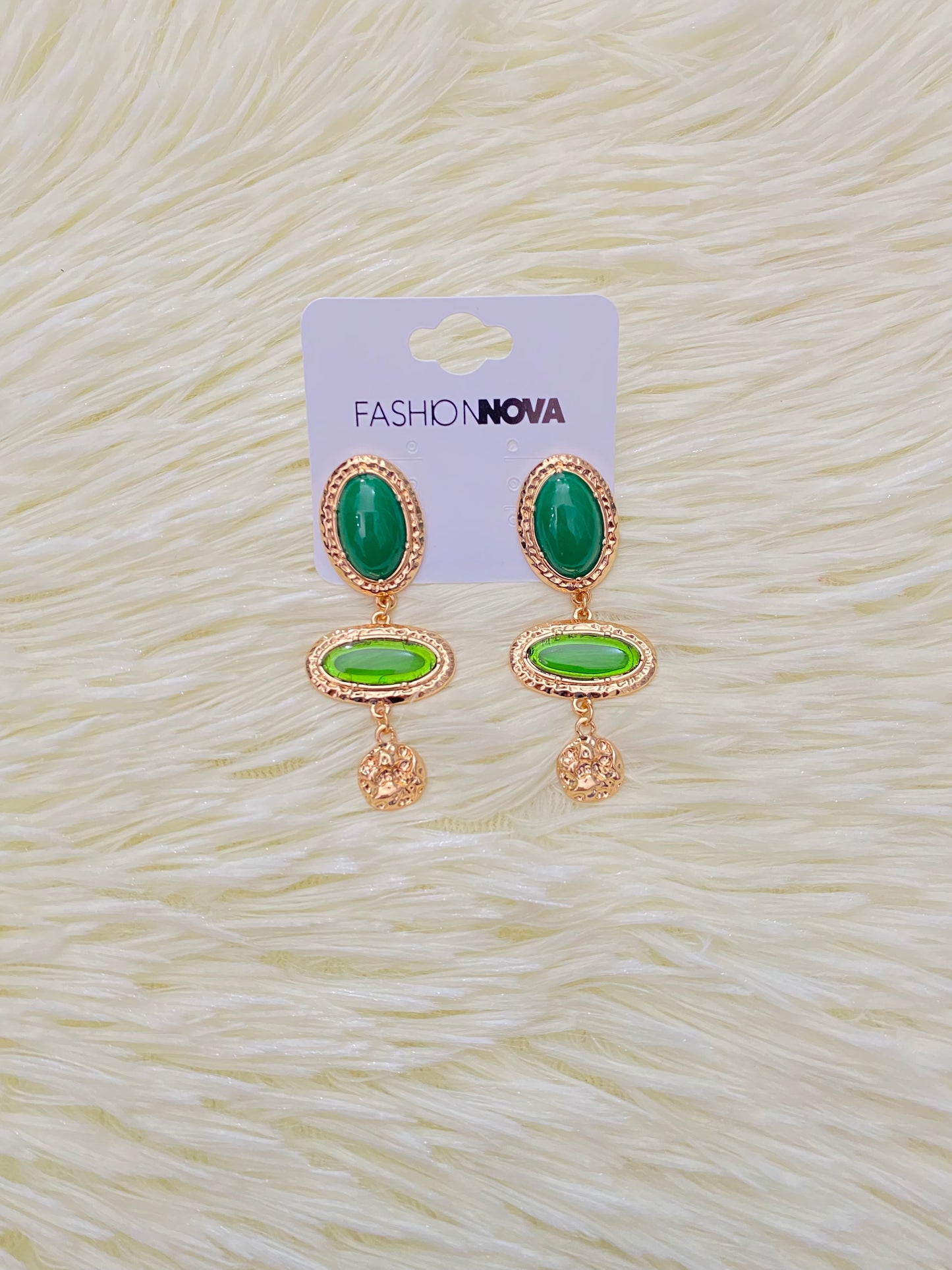 Aretes, dorado con piedras en color verde, colgantes.
