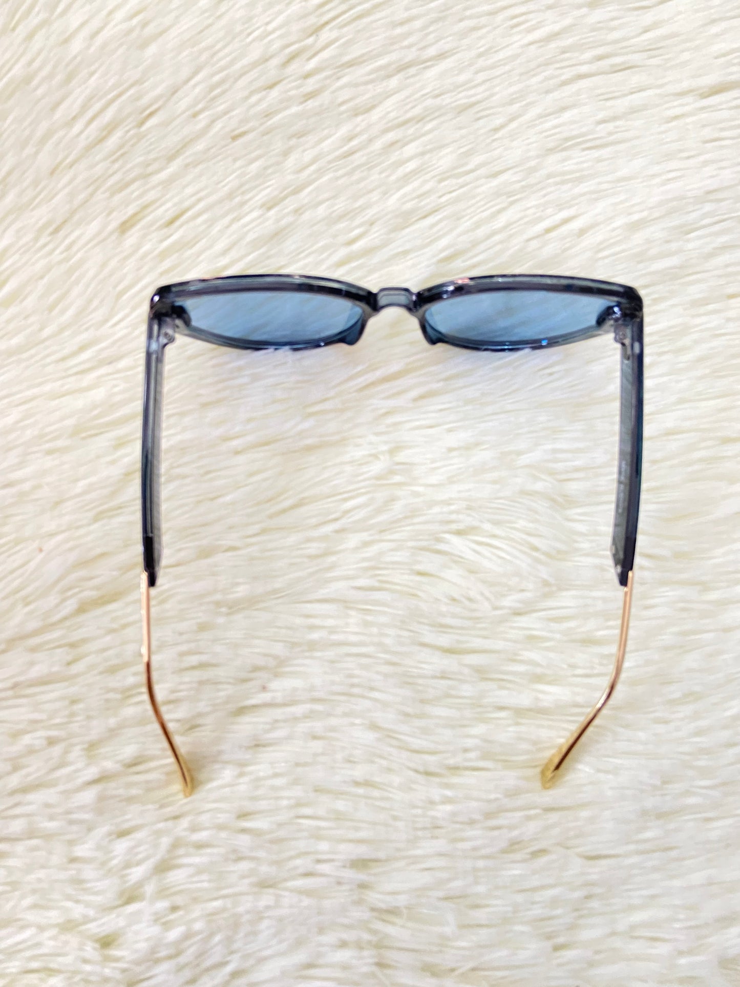 Lentes, negros con montura negra y dorada y micas de color azul, estilo gato, con protección UV 100% Polycarbonate.