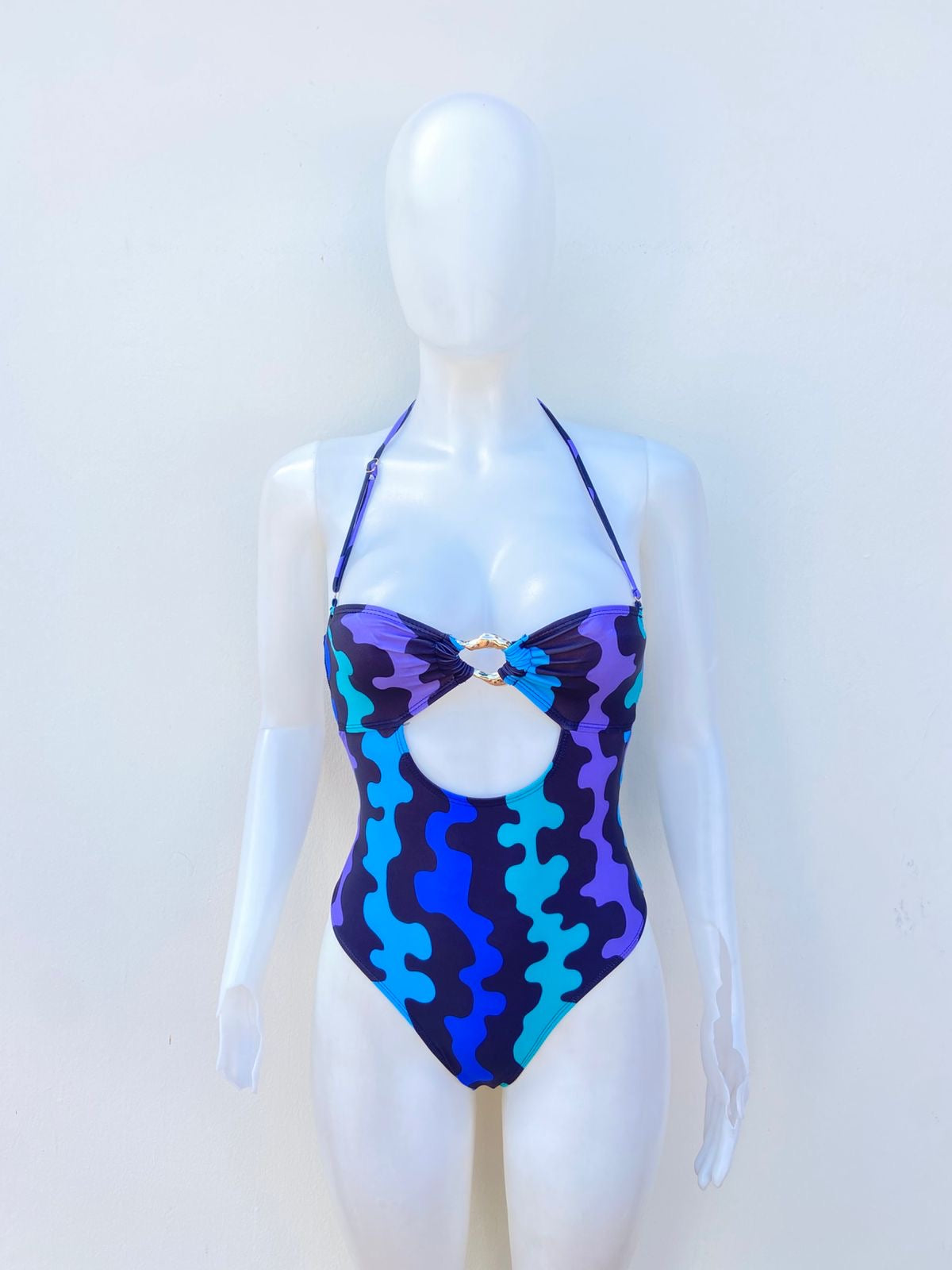 Biquini, azul con negro estampado de diseños en color azul aquea, una pieza.