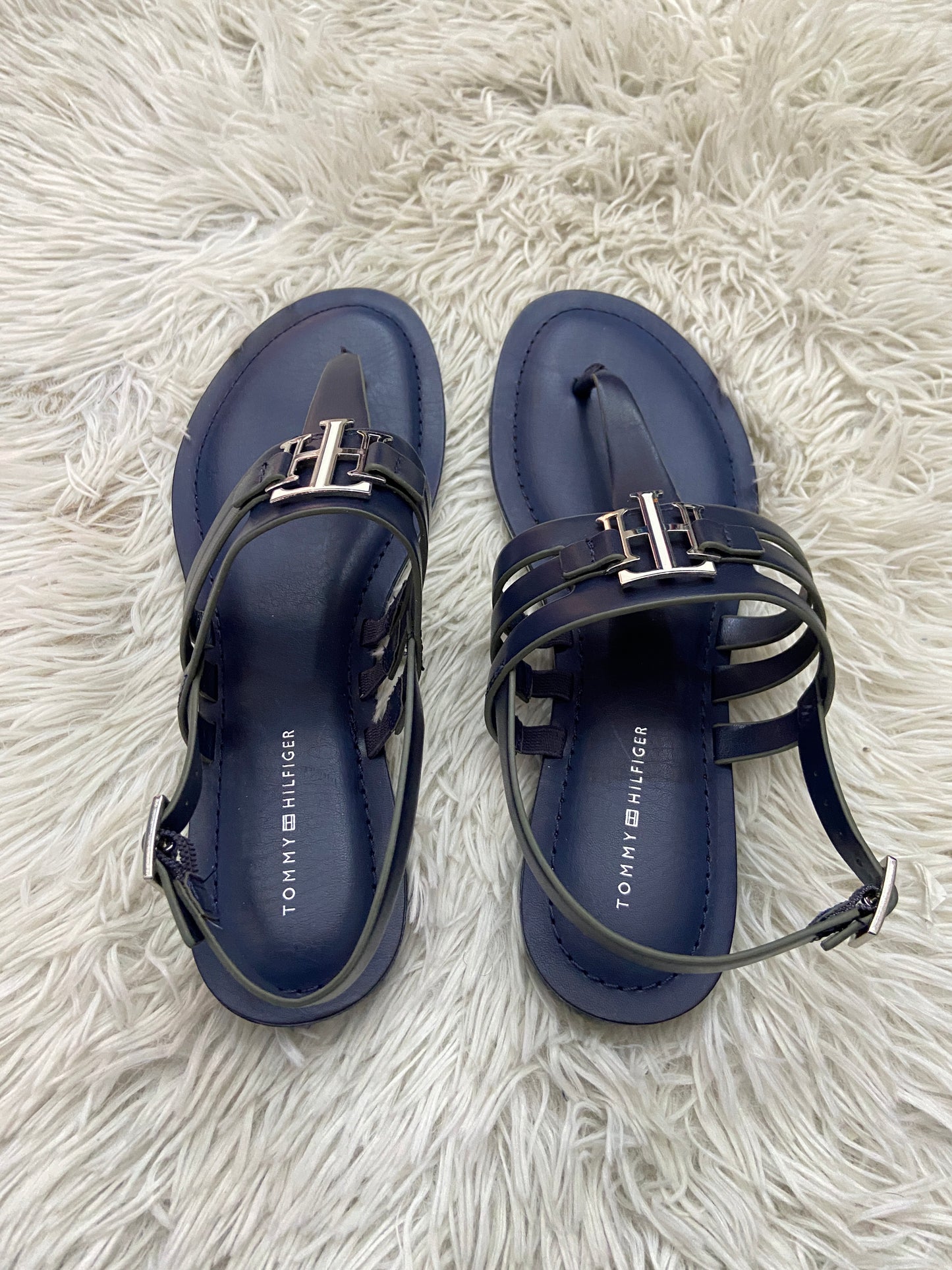 Sandalias Tommy Hilfiger original azul marino con placa TH en plateado.