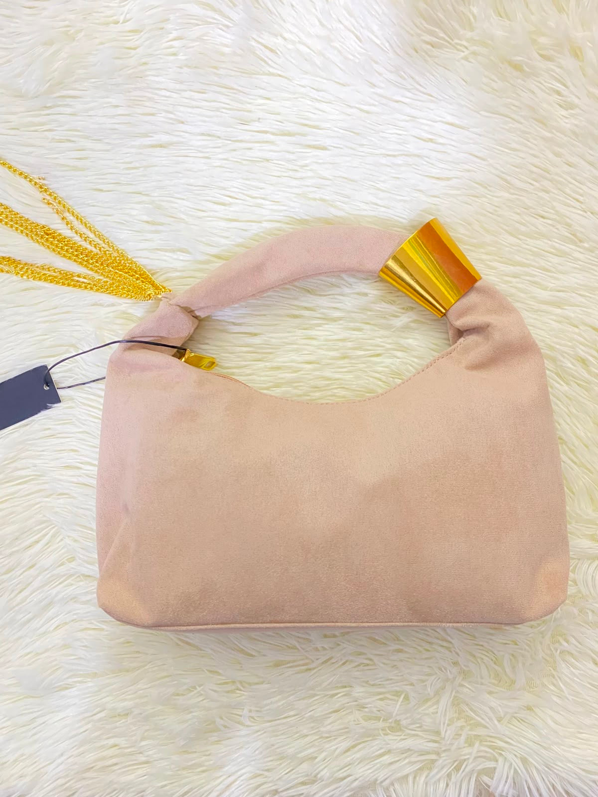 Cartera, color beige ( crema ) con brazalete dorado  y cadenas colgantes.