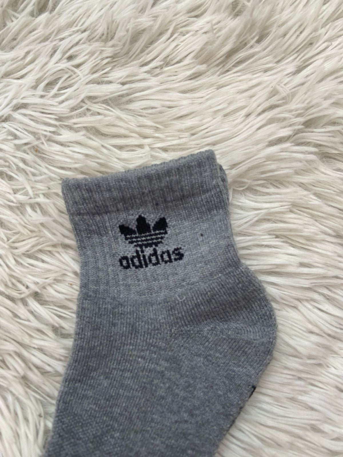 Medias Adidas Original gris con Logotipo negro