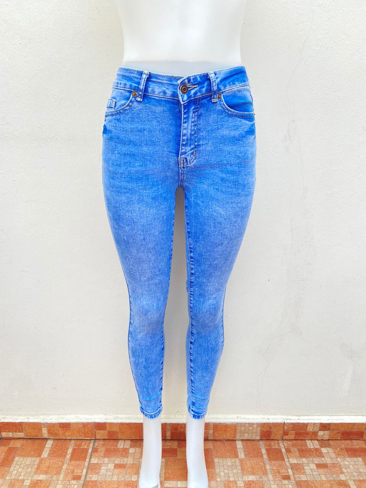 Pantalón Jean, azul claro liso, degradado.