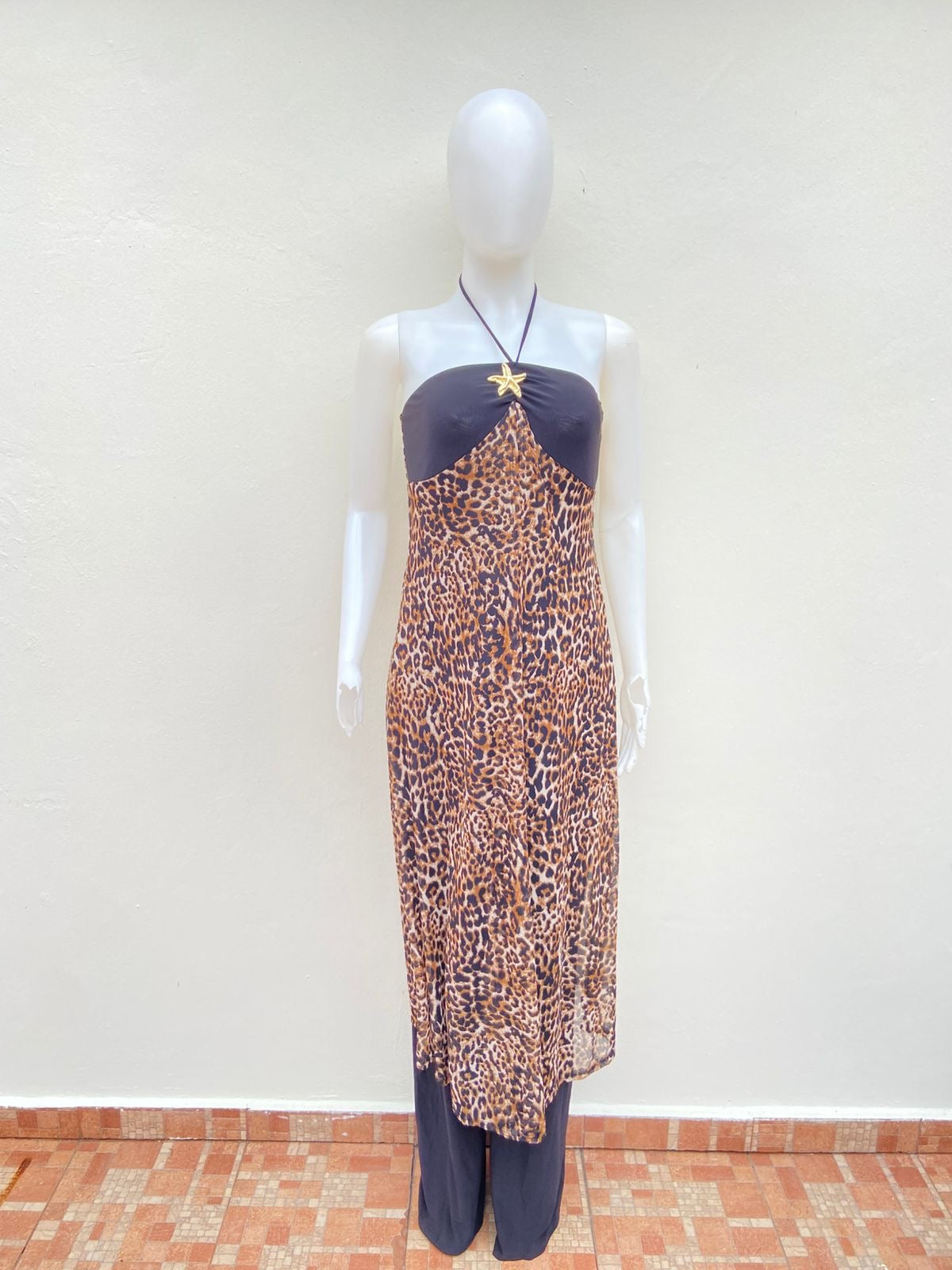 Enterizo/ Jumpsuit, negro con estampado de animal print y estrella en frente.