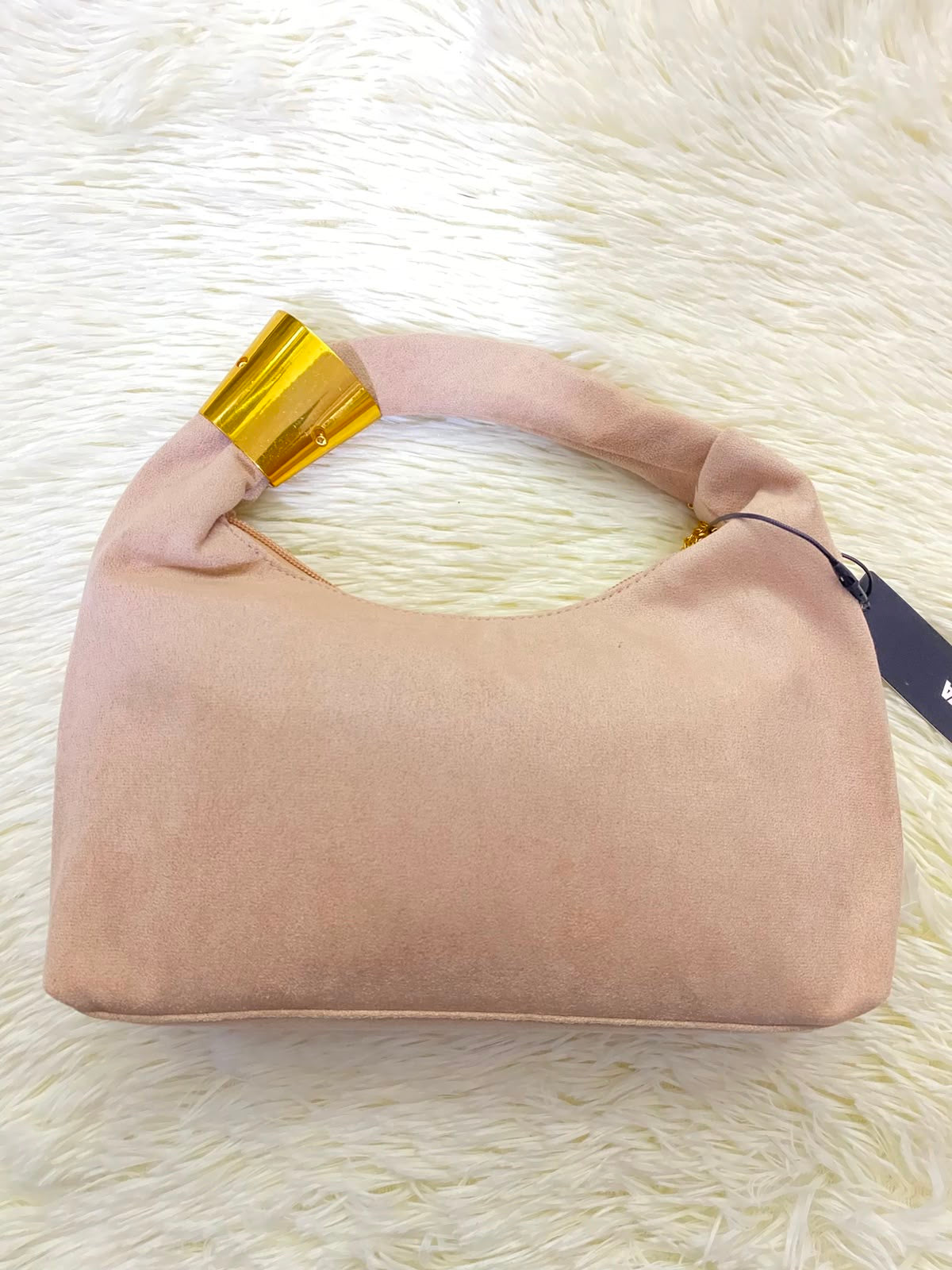 Cartera, color beige ( crema ) con brazalete dorado  y cadenas colgantes.