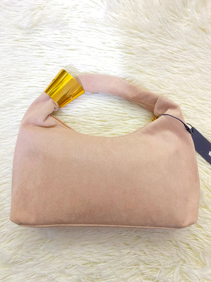 Cartera, color beige ( crema ) con brazalete dorado  y cadenas colgantes.