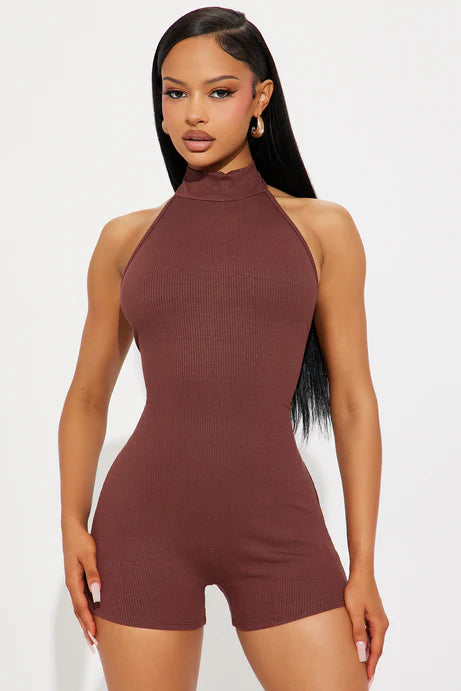 Enterizo, en color marron corto con descubierto atras y cuello tortuga.