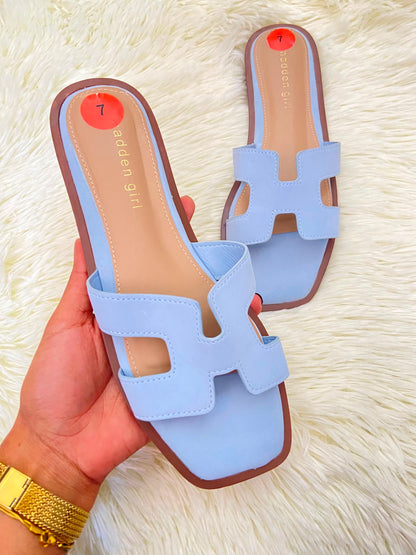 Sandalias MADDEN GIRL original, azul claro con marron, estilo clásico.