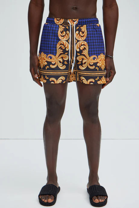 Bañador Baggy, azul marino con estampado en color dorado y negro.