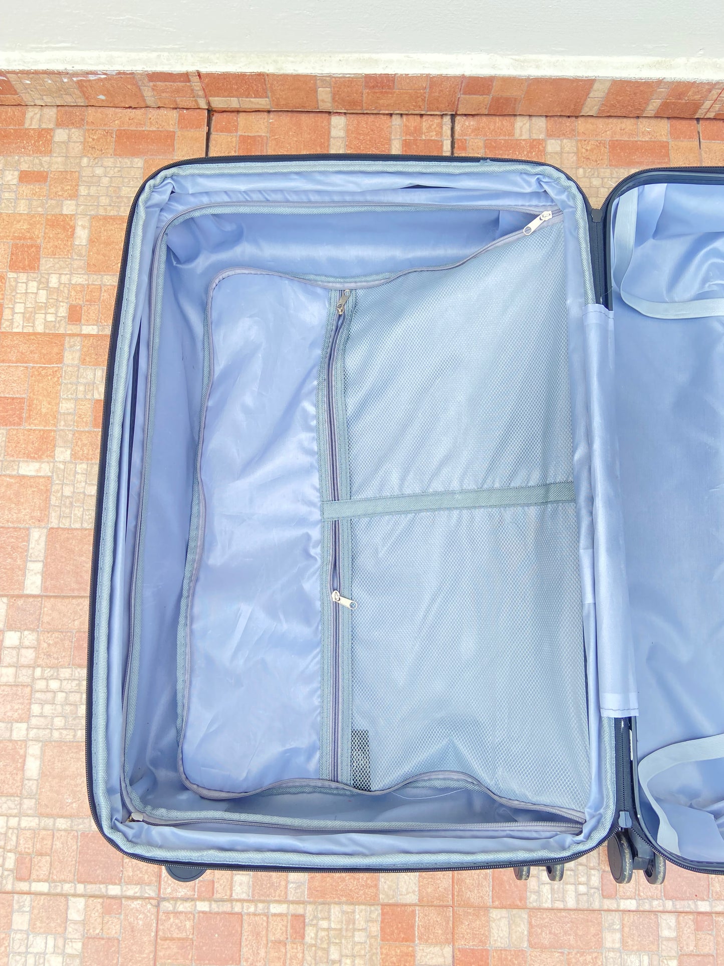 Maleta TAHARI Original, en negra. Material ABS resistente al agua.  Asa telescópica ajustable. Interior con doble compartimento