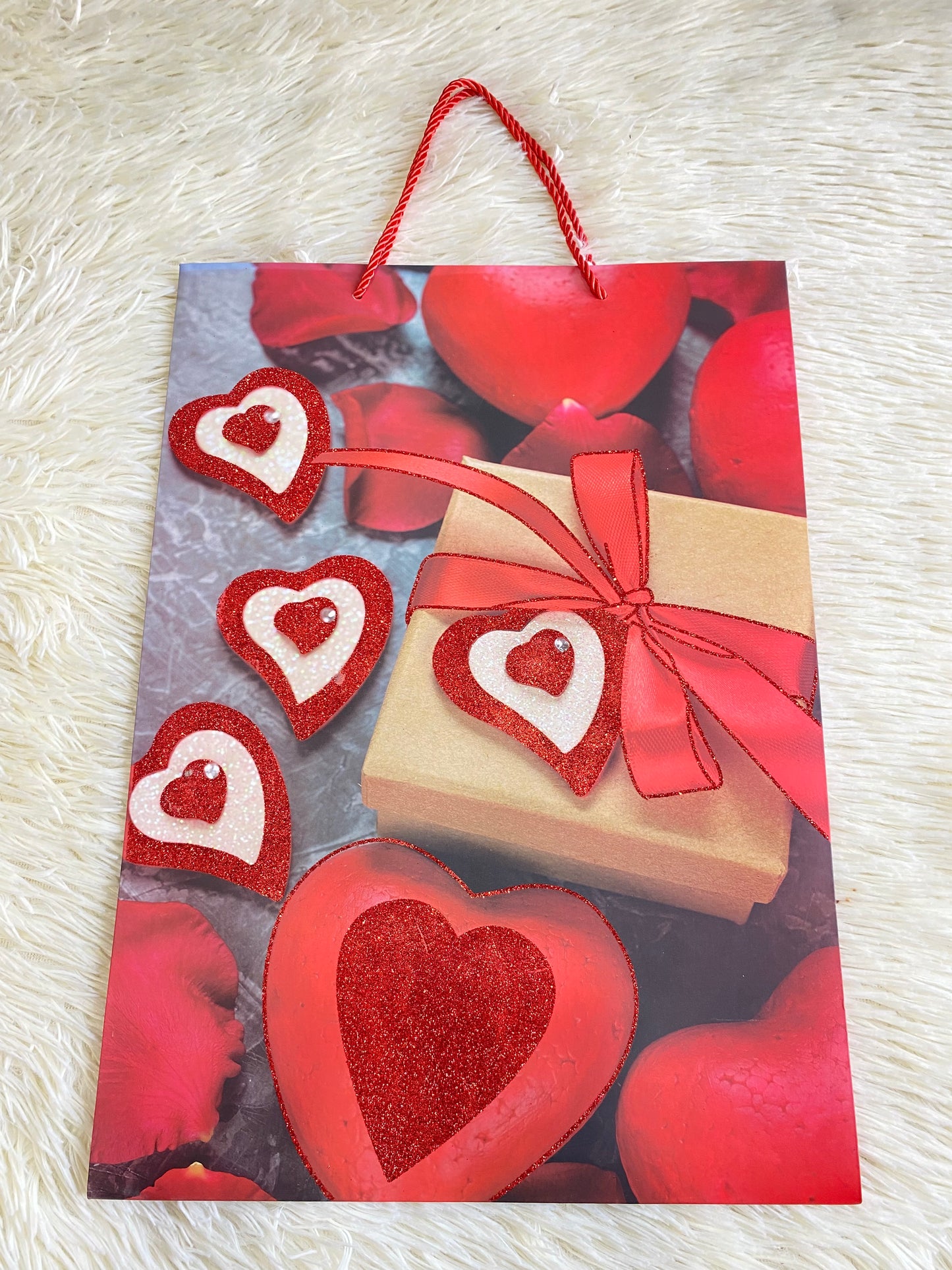 Shopping rojo con caja de regalo en el centro y corazones rojos brillantes. GRANDE