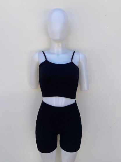 Conjunto, negro de legging corta y top, tela estilo lechuga.