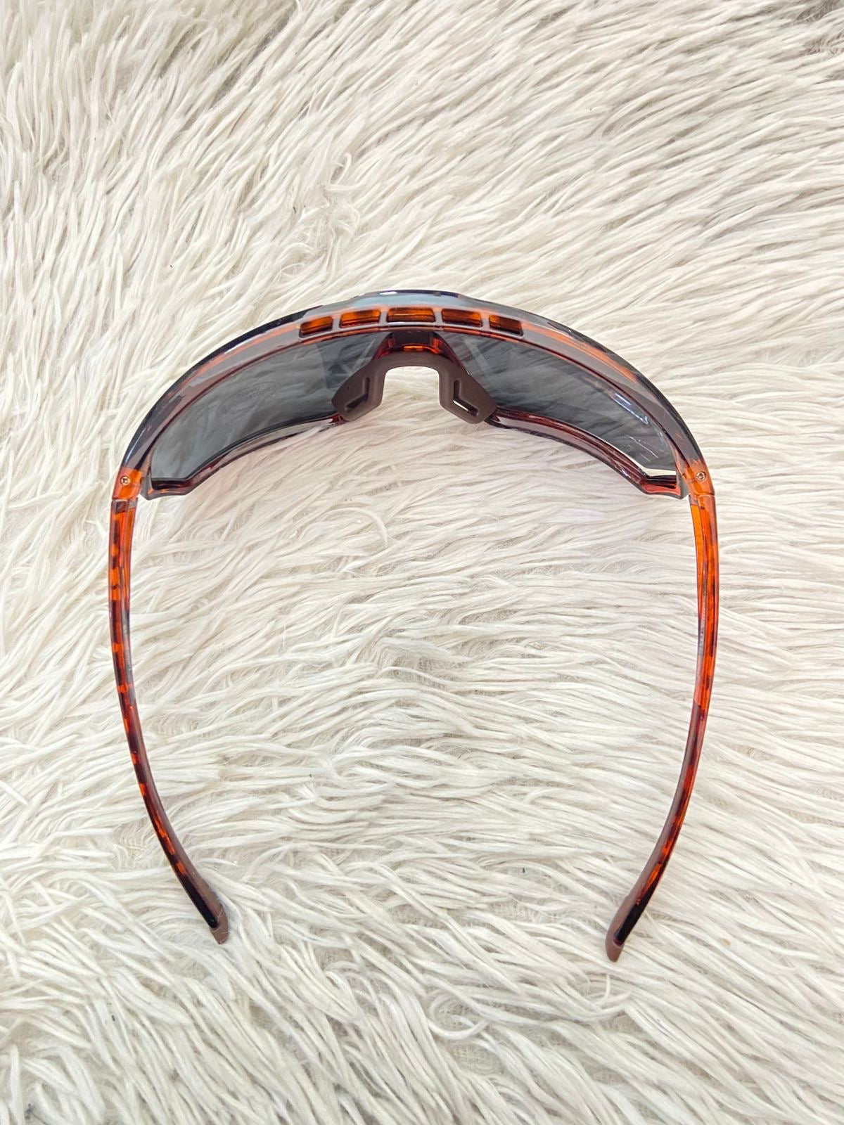 Lentes, negro con micas en color negro y montura en rojo vino con estampado de animal print.