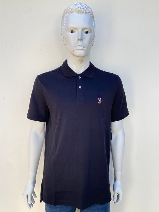 Polocher U.S POLO original, negro liso con logotipo de la marca al lado.