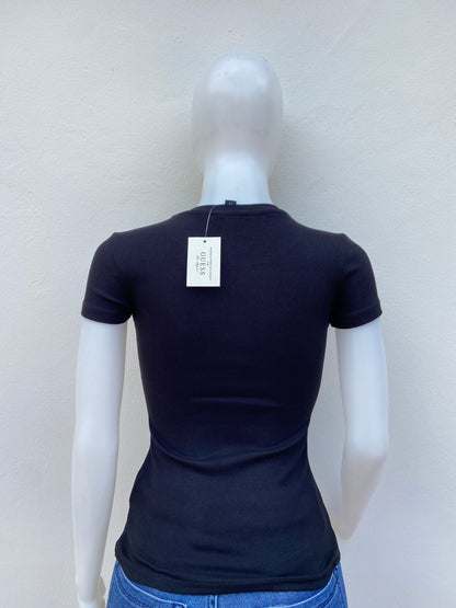 T-shirt GUESS original, negro liso con placa GUESS en la esquina en color dorado.