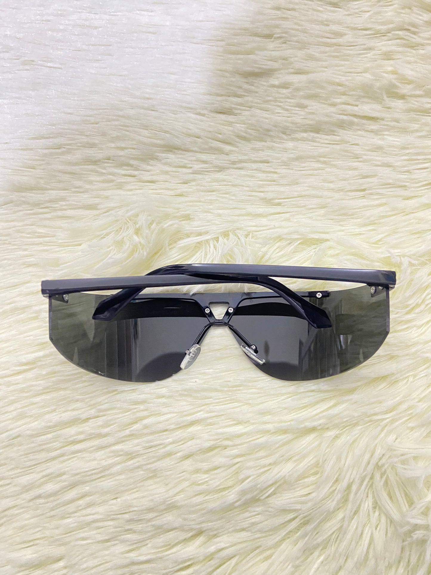 Lentes, negro con montura negro matte y triángulo en frente, protección UV 400.