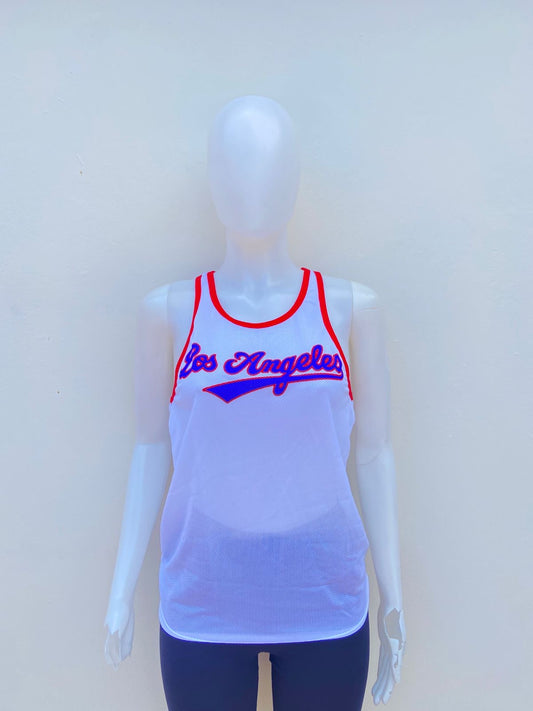 Franela blanca de mayas con letras en color azul LOS ANGELES y numero 86 atras.