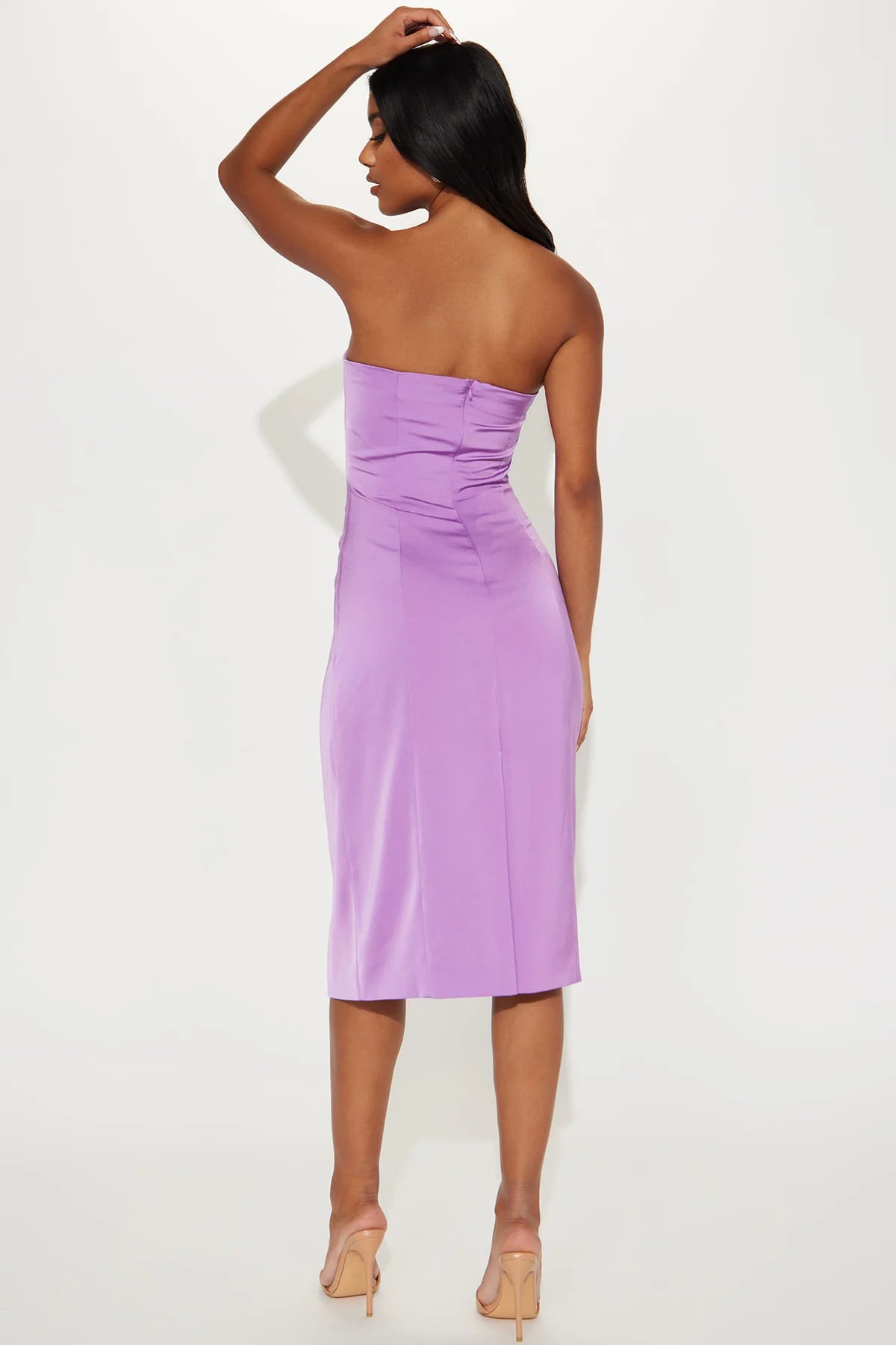 Vestido color lavender morado, Escote recto elegante. Diseño sin mangas. Cierre trasero con zipper
