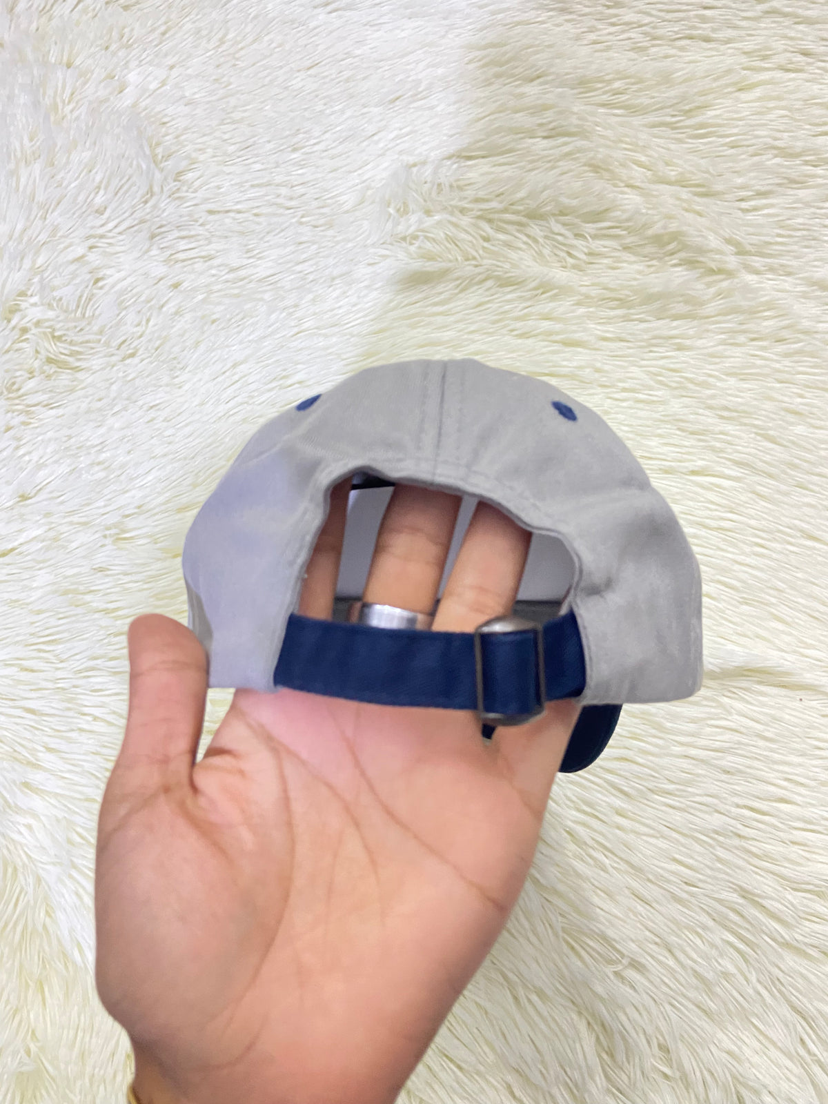Gorra, gris con azul marino y letras NY y detalles de diamantes, para niños.