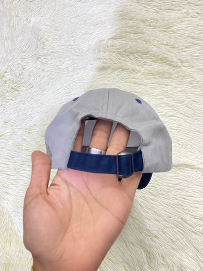 Gorra, gris con azul marino y letras NY y detalles de diamantes, para niños.