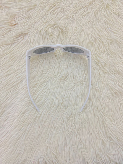 Lentes, diseñados con protección UV 100-400 para proteger tu visión. Blanco con micas negras.
