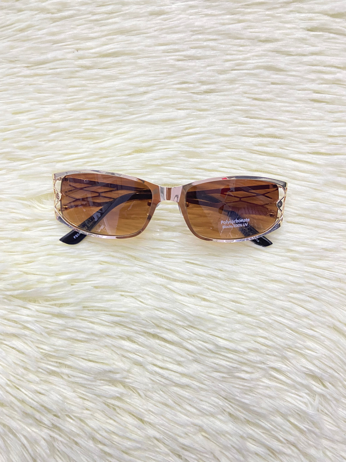 Lentes, marron con diseño abierto en la montura, más protección UV 100%.