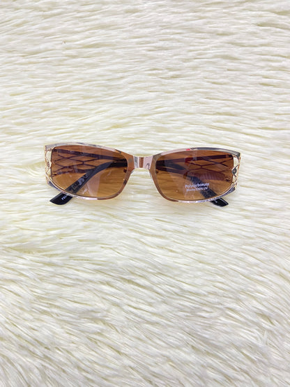 Lentes, marron con diseño abierto en la montura, más protección UV 100%.