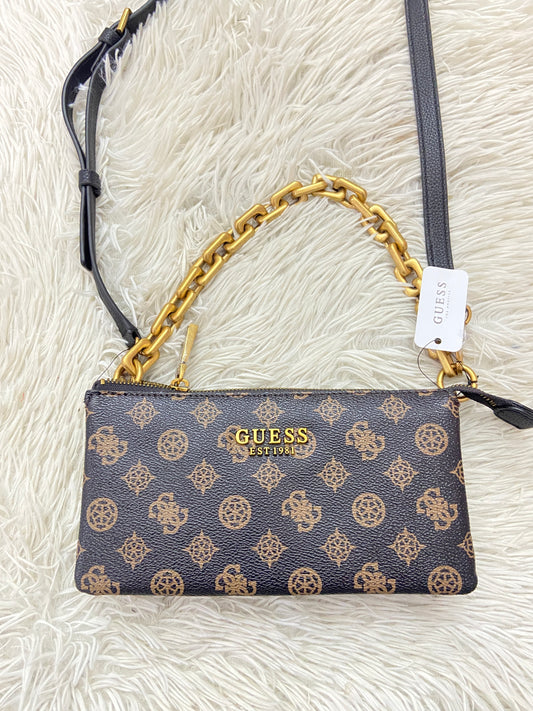 Cartera Guess original marrón oscuro con cadena dora y correa adicional.