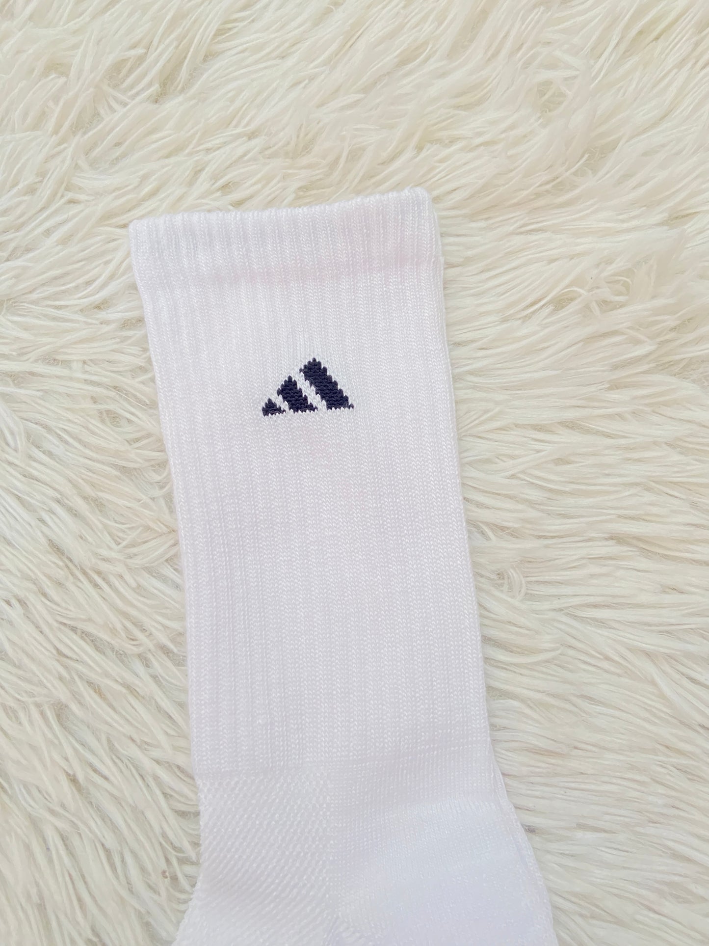 Medias Adidas original blanca, con logotipo de la marca en negro.