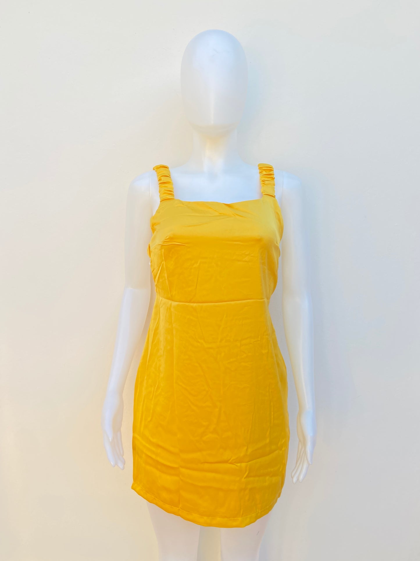 Vestido Fashion Nova original amarillo mostaza, en satin liso.
