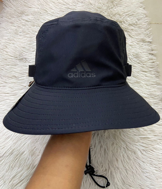 Gorro Adidas original negro con lazo ajustable, con logotipo de la marca en frente en negro.