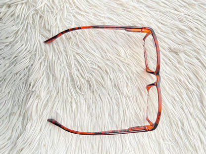 Lentes diseñados con protección UV 100-400 para proteger tu visión. Marron y animal print, micas claras.