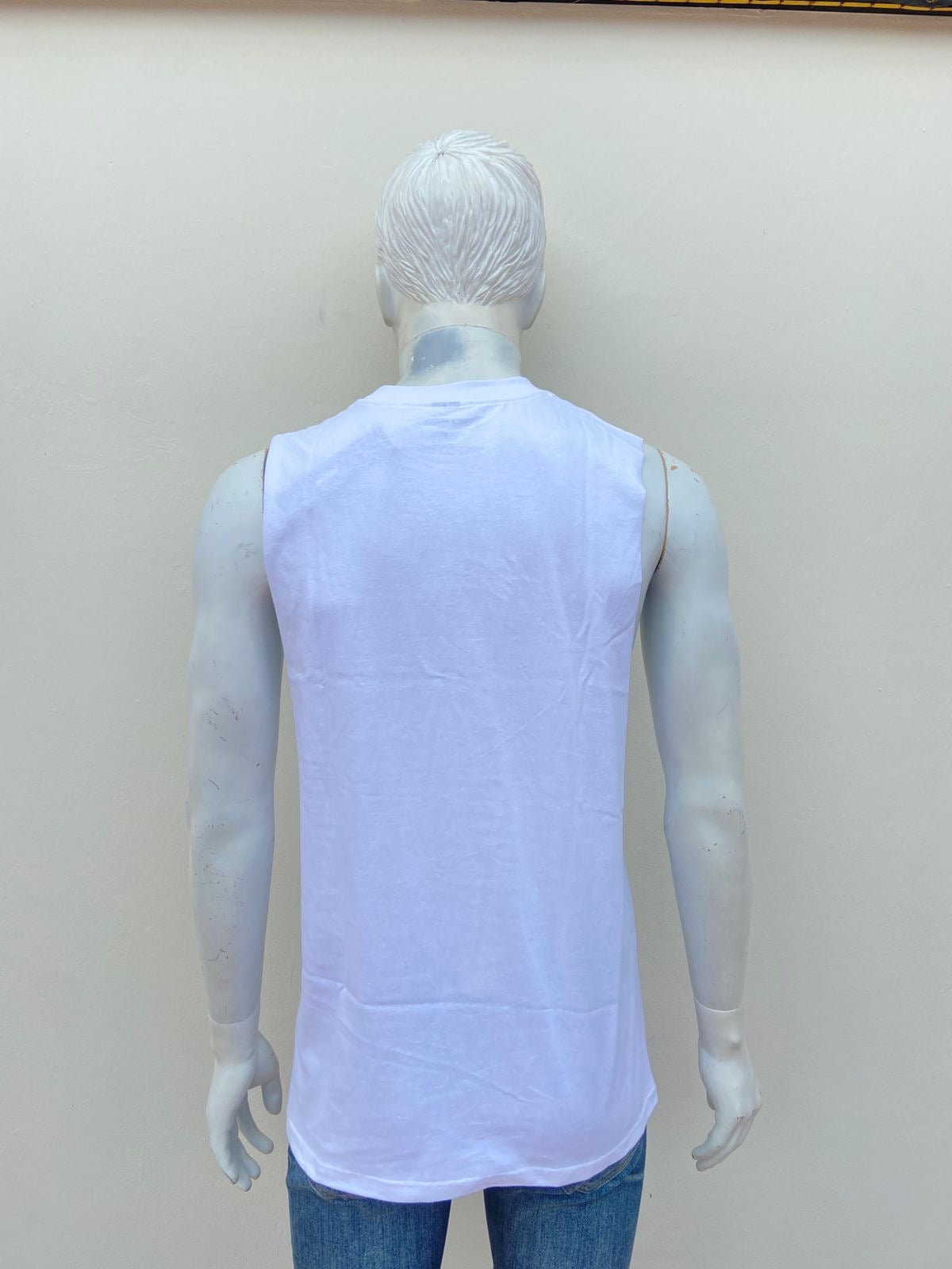 Franela blanca con letras al frente en color negro y flores verdes y azules LIMITLESS