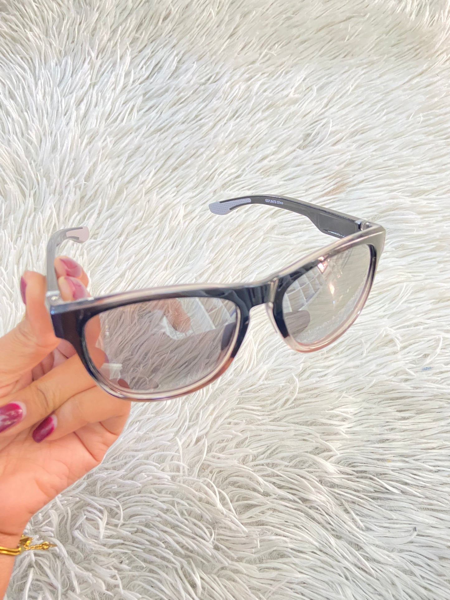 Lentes, negro con micas en color gris y montura degradada.