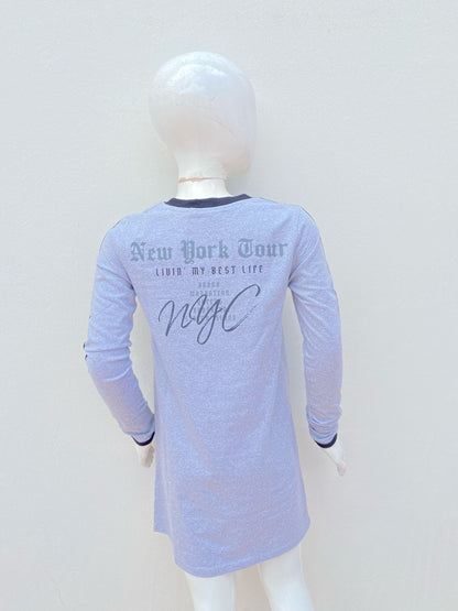 Vestido manga larga en color gris con detalles de lineas negras y estampado de la ciudad de NEW YORK, CAST SIDE