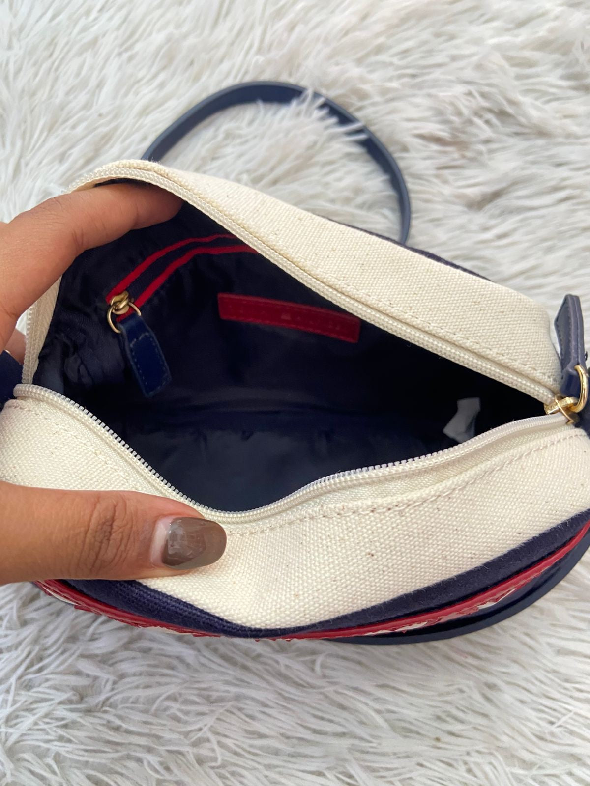 Cartera/ Crossbody TOMMY HILFIGER original, azul marino con raya en rojo y letras TOMMY en color blanco.