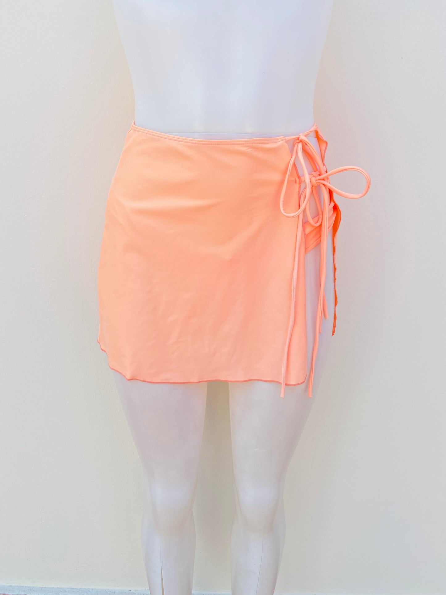 Set de falda salida y biquini panti de playa, naranja claro, con lazos ajustables en la falda.
