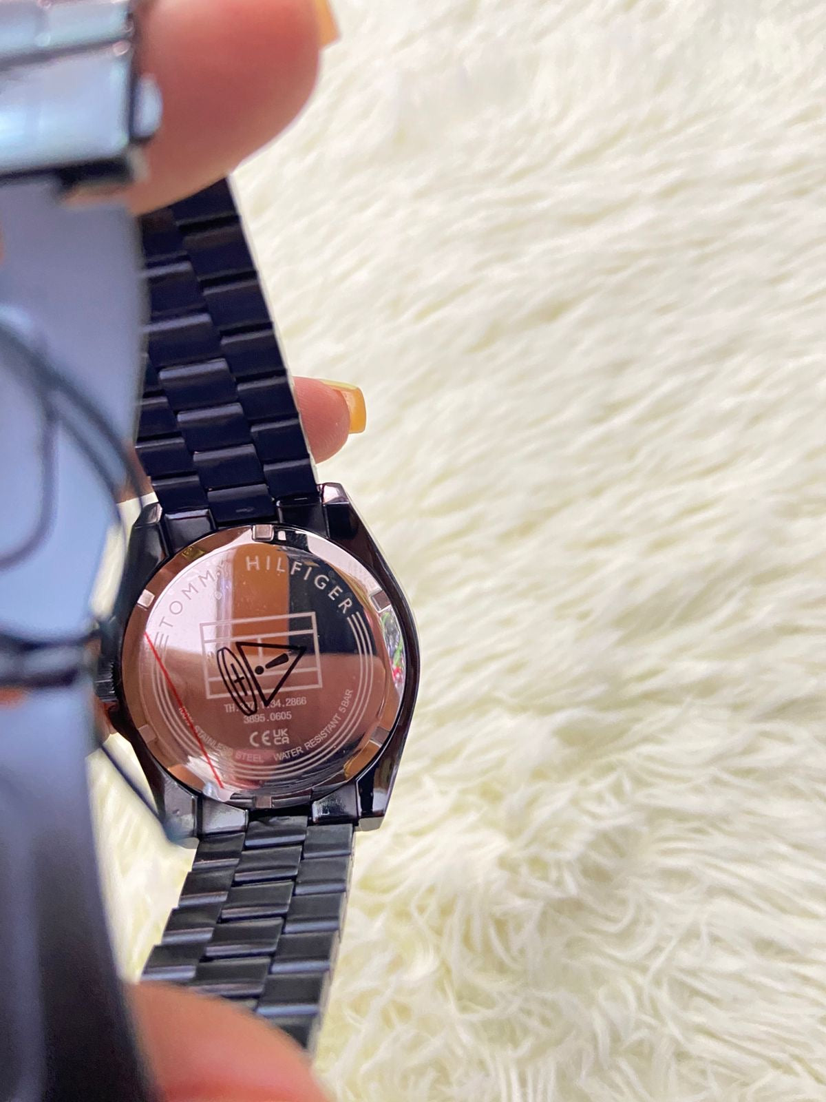 Reloj TOMMY HILFIGER original, 44 mm cara, color negro con fondo en azul y manecillas en color verde.