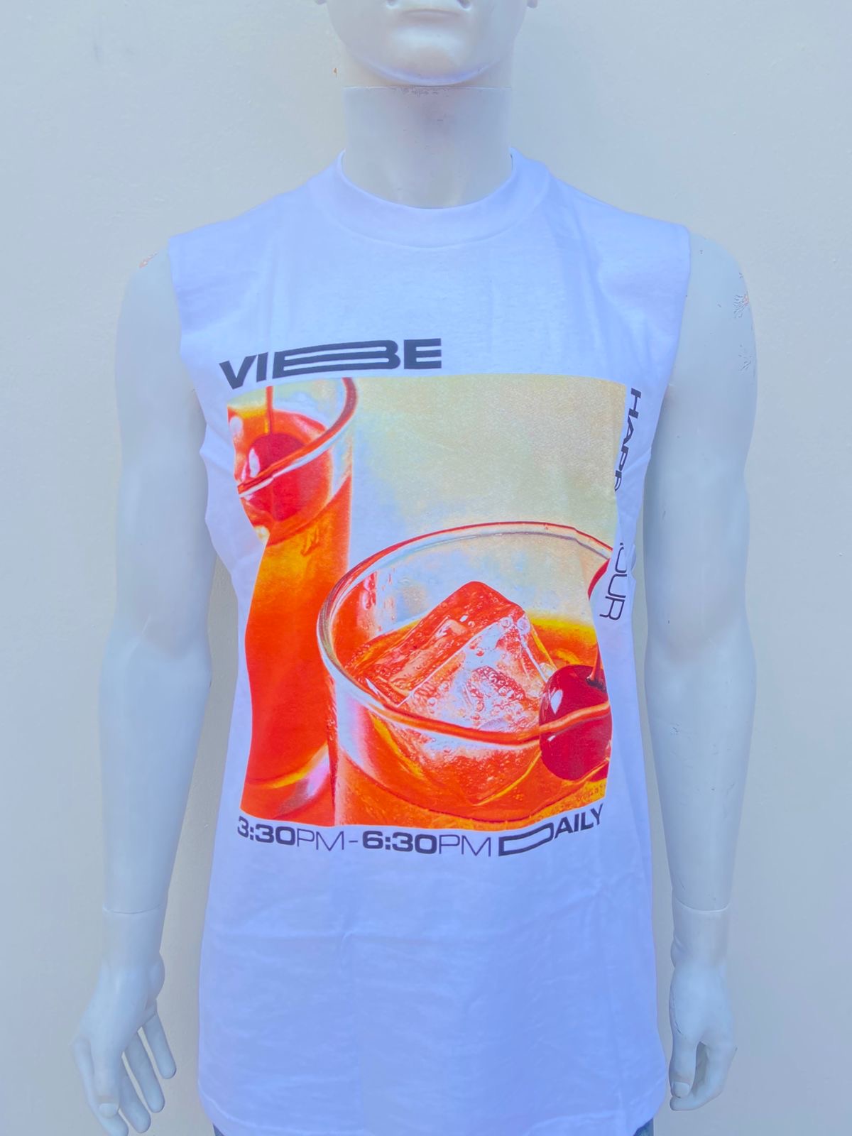 Franela blaca con estampado de copas y letras VIBE, HAPPY HOUR