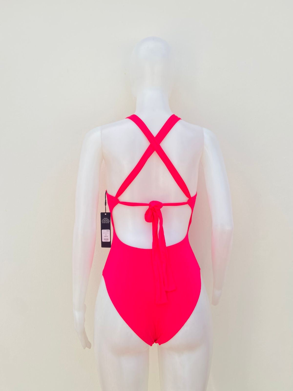 Biquini, rosado neón con lazos ajustables en la parte trasera y escote en frente, una pieza.
