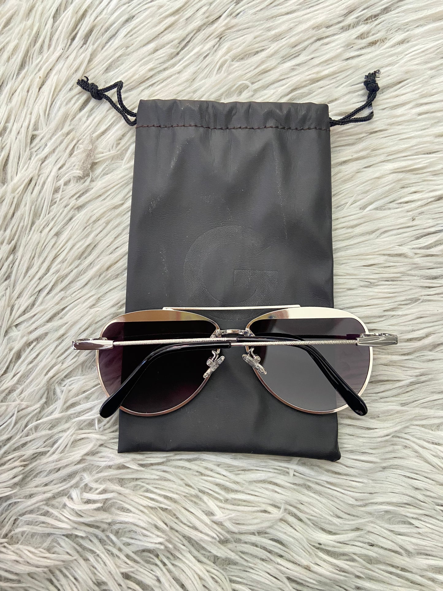 Lentes GUESS Original con marco plateado, letra guess al frente, micas grandes y con degradado morado oscuro.