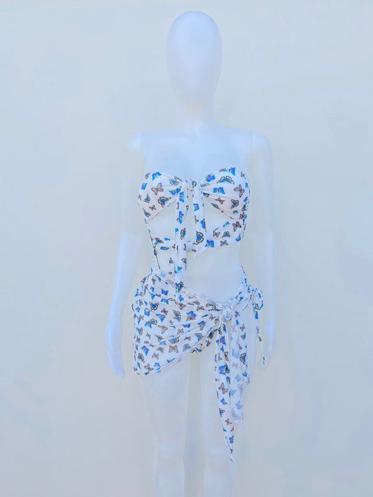 Set biquini de 3 piezas FASHION NOVA original, blanco con estampado de mariposas azul y falda playera.
