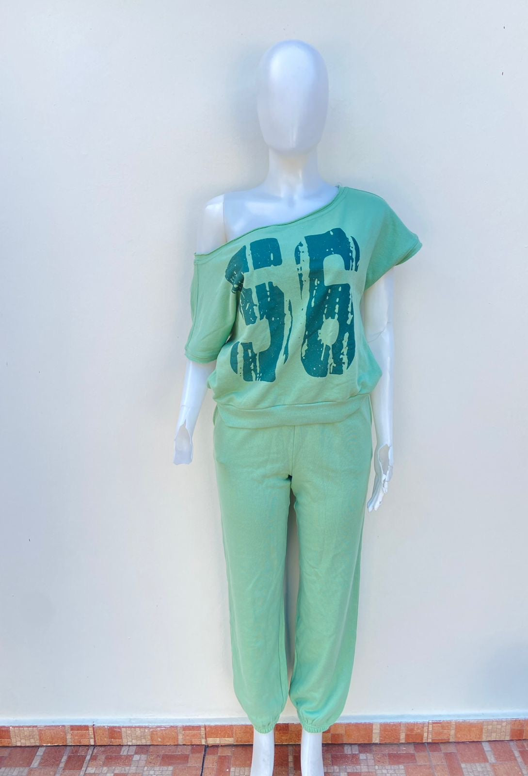 Conjunto, verde pastel ( sage) de pants y blusa mas número 56 en frente.