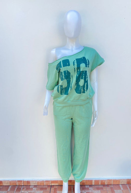 Conjunto, verde pastel ( sage) de pants y blusa mas número 56 en frente.