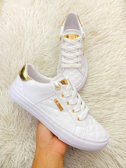 Tenis GUESS original blanco con detalles en color dorado y placa GUESS en dorado.